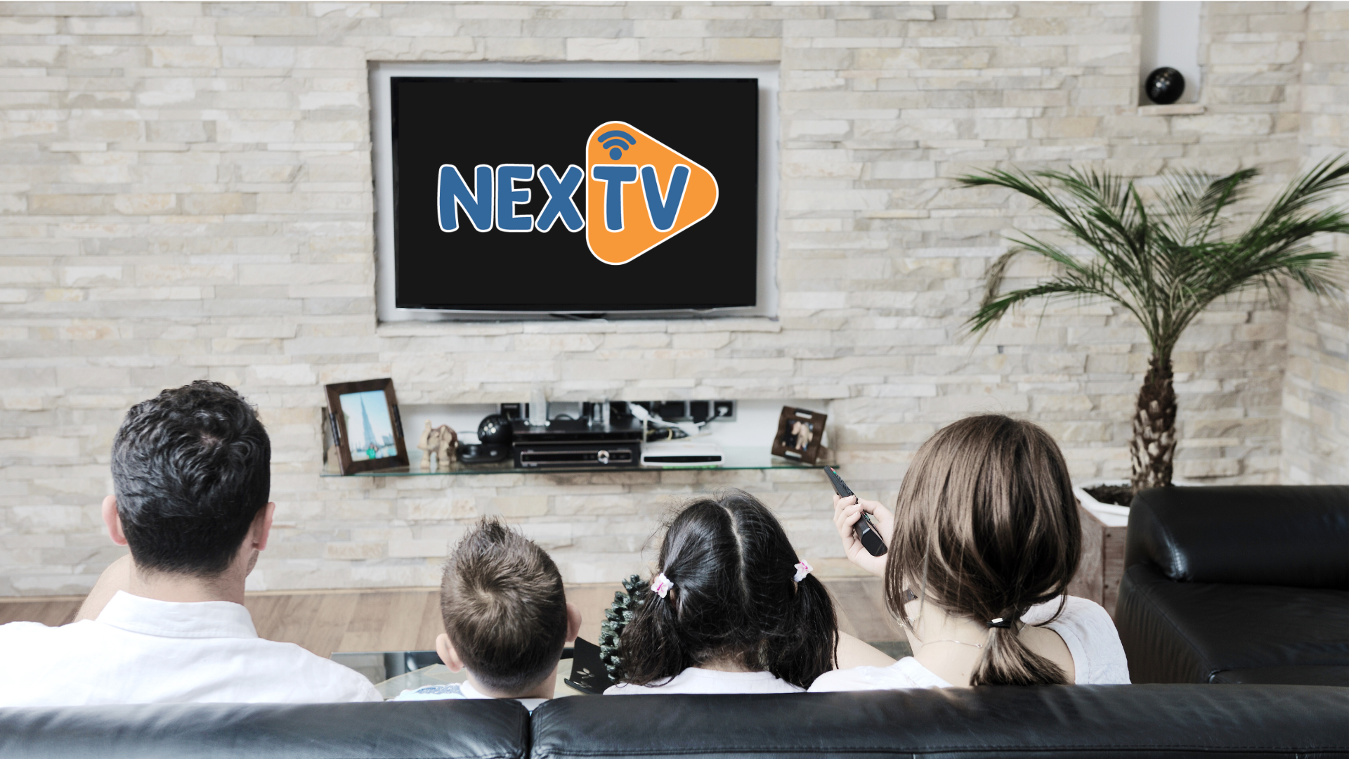 Familia disfrutando de Nextv México y tv por internet